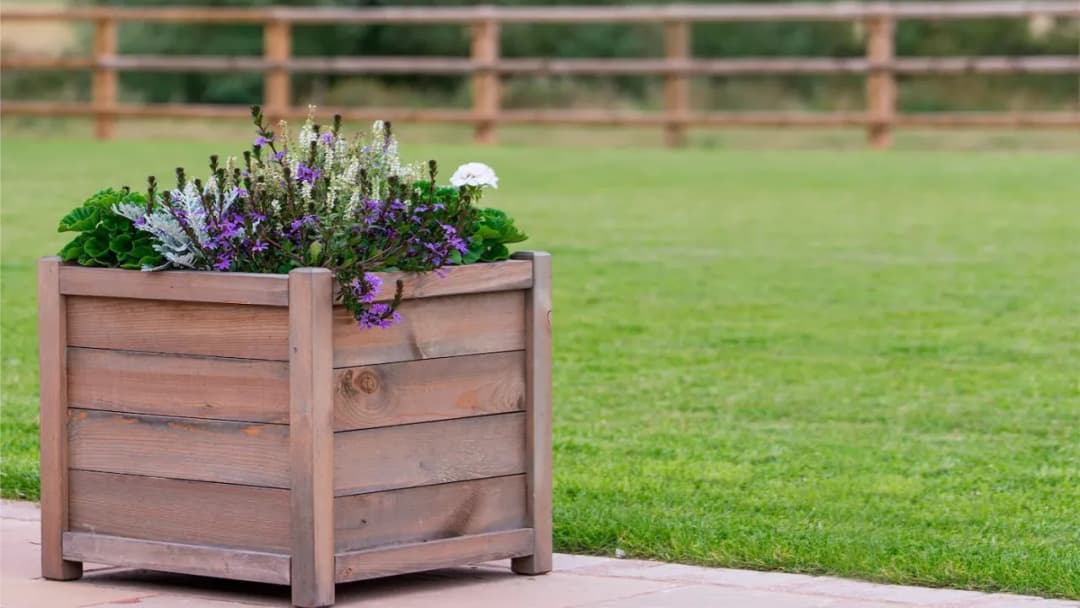Jak zrobić drewnianą donicę - proste kroki do pięknego ogrodu