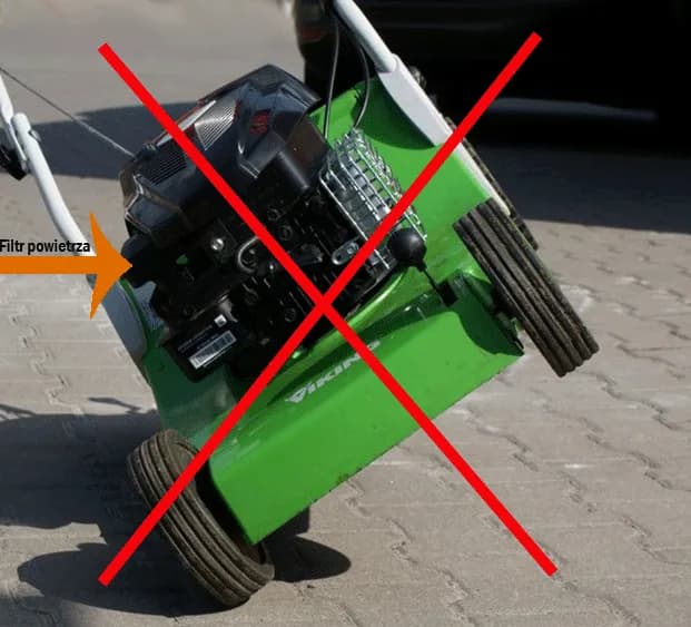 Na którą stronę można przechylać kosiarkę spalinową, aby uniknąć uszkodzeń?