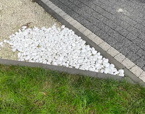 Jak skutecznie wyczyścić białe kamyczki w ogrodzie i uniknąć ich zabrudzenia