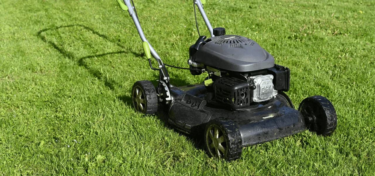 Ile kosztuje koszenie trawy kosiarką spalinową? Sprawdź ceny i czynniki wpływające na koszty