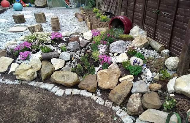 Jak ułożyć kamienie na skalniaku – proste kroki do pięknego ogrodu bez błędów