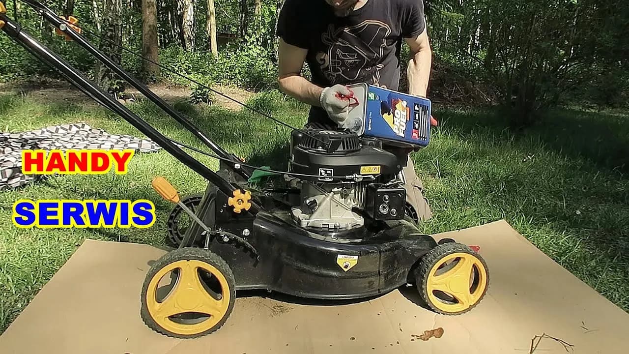 Jak wymienić olej w kosiarce spalinowej - uniknij najczęstszych błędów
