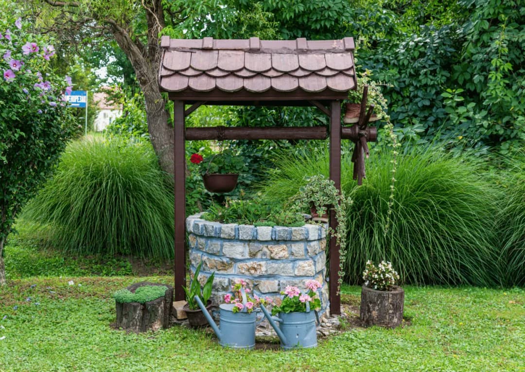 Jak skutecznie zamaskować studnię w ogrodzie – praktyczne porady i pomysły